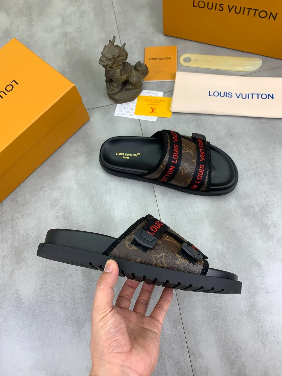 Men's shoes 💰P320💰【New style】🆘 Original quality 【LOUIS VUITTON】The popular Louis Vuitton LV men's slippers on the official website are on sale simultaneously! Original fabric imported from Italy, original factory special supply, code number: 38-44 (45 customized), many colors available